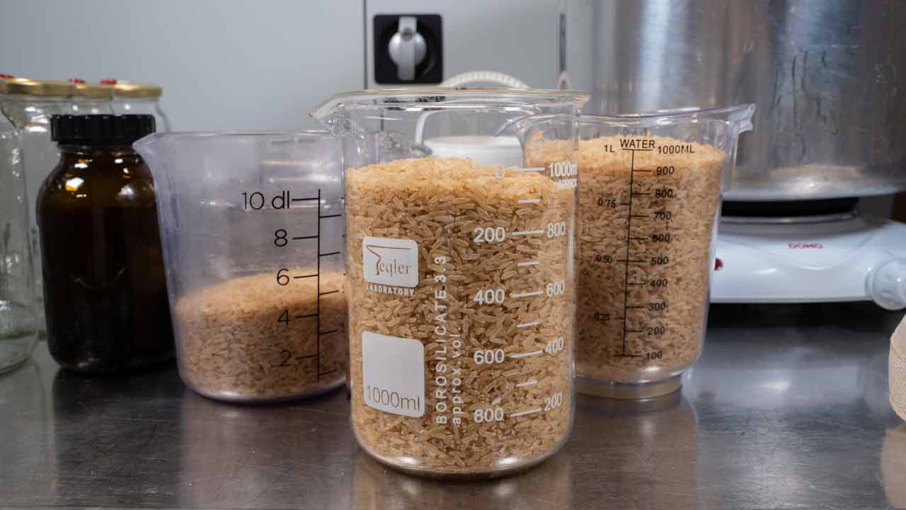 braubeutel in den topf legen und wasser zum kochen bringen für naturreis-pilzbrut