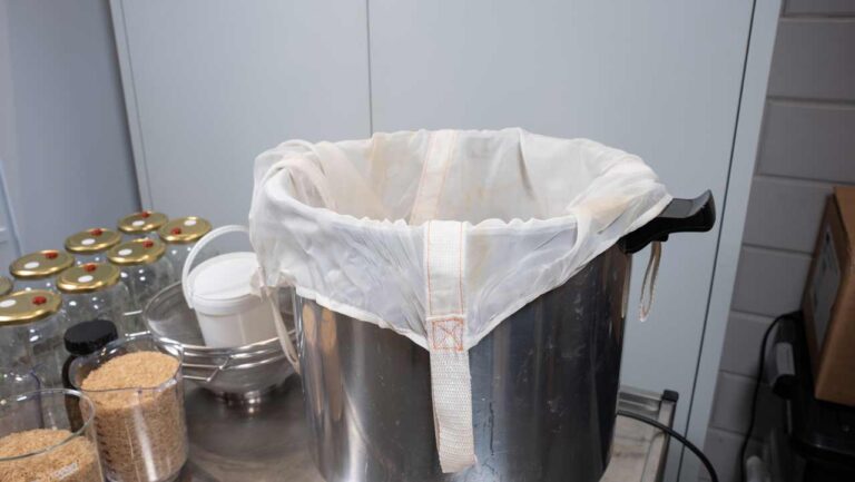 placer le sac de brassage dans la marmite et porter l’eau à ébullition pour le mycélium sur riz complet