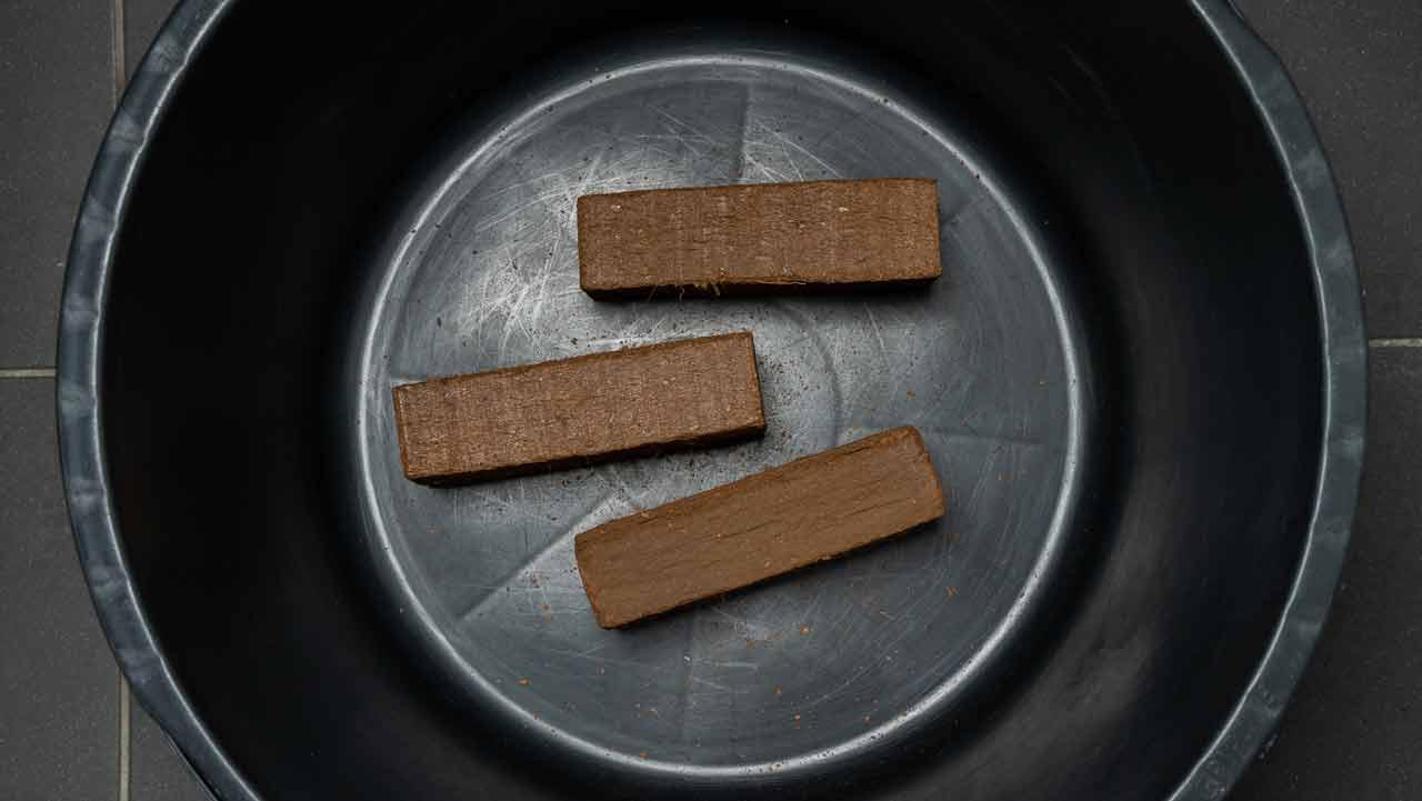 leg coco coir blokken in de emmer of bak voor pasteurisatie