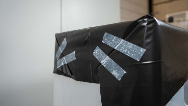 foglio di materiale liner fissato al lato con nastro adesivo